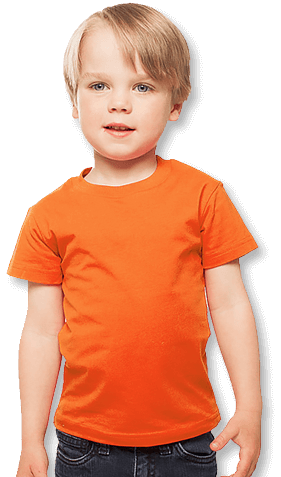 Kind trägt T-Shirt mit eigener Beschriftung